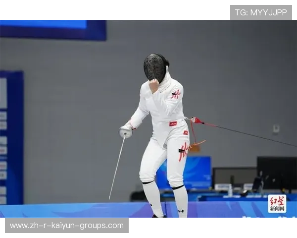 击剑选手闪击一剑制胜，速度肉眼跟不上